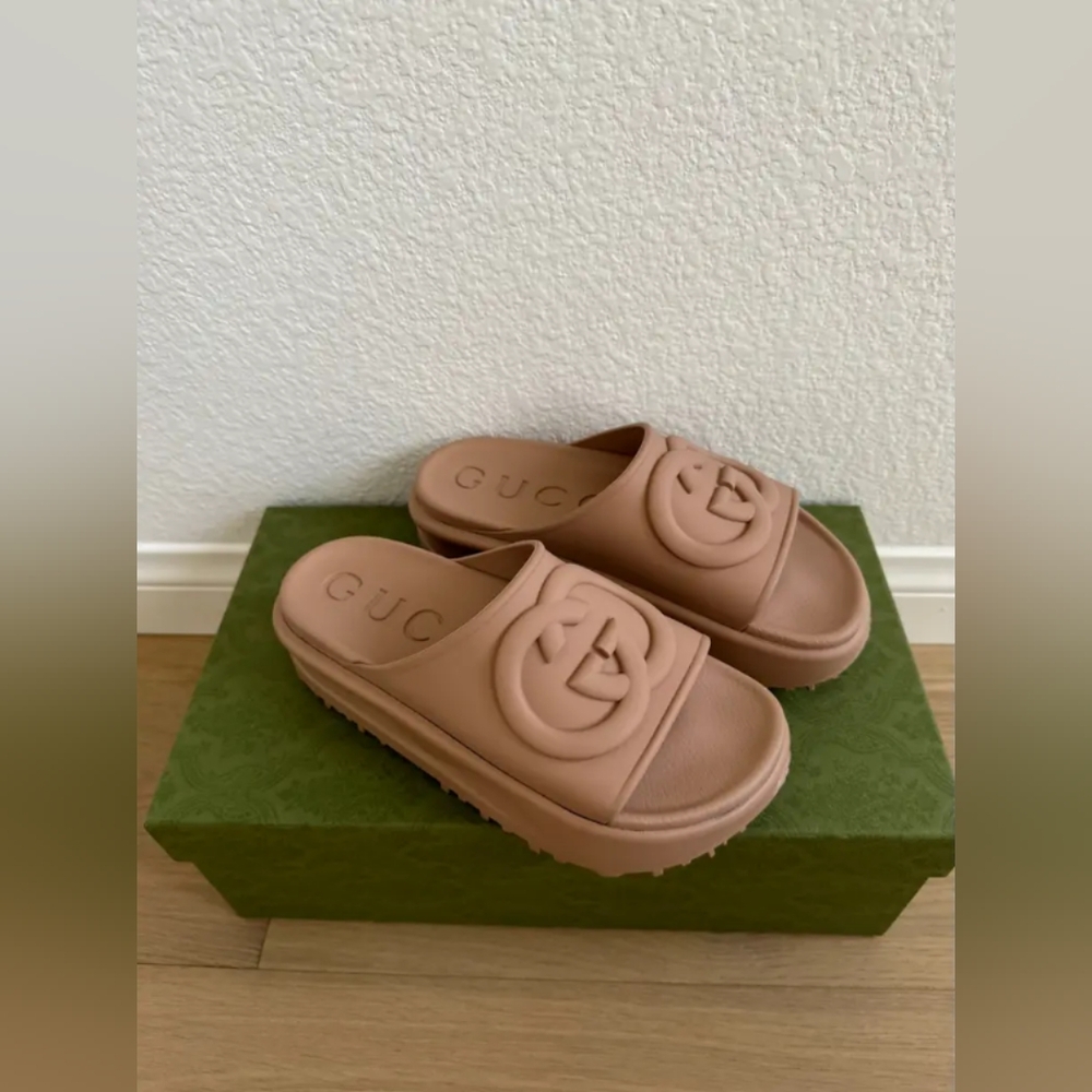 Gucci  Women’s  platform rubber Slide